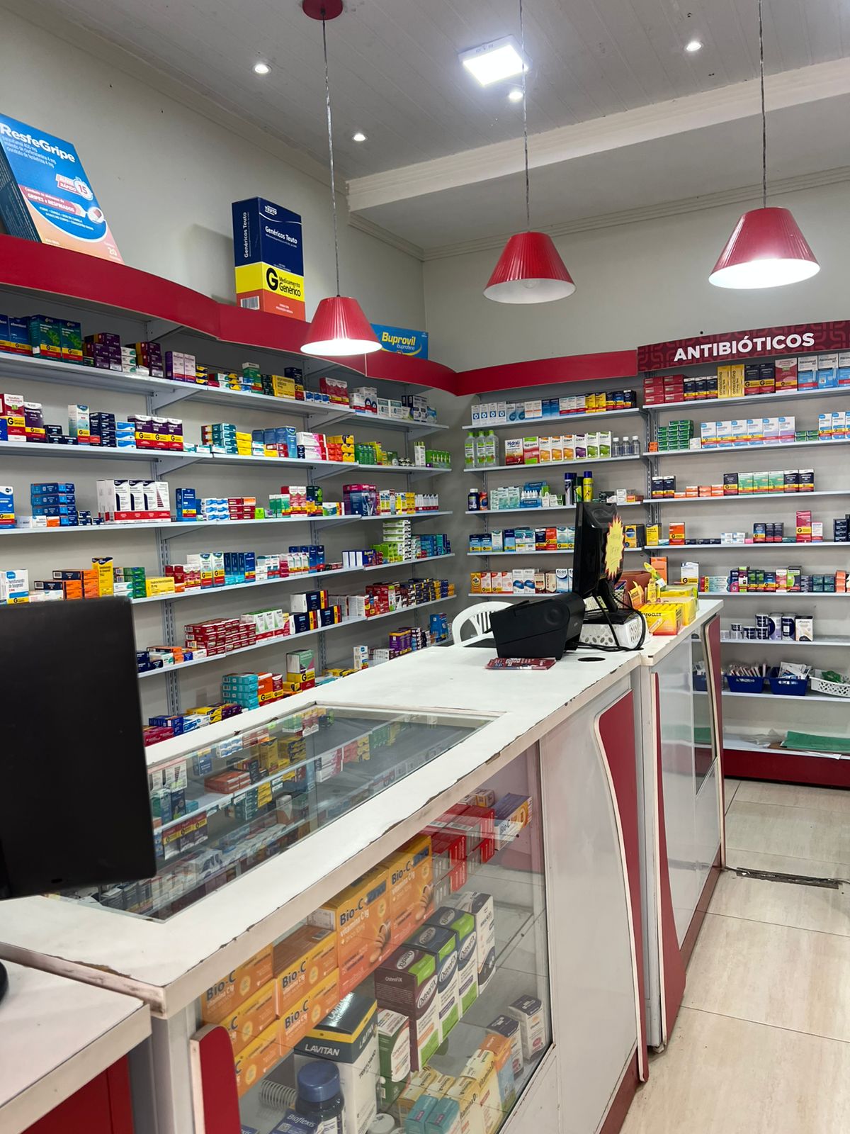 Prateleiras de medicamentos da Drogatudo com seção de antibióticos sinalizada — bairro Fátima, Fortaleza